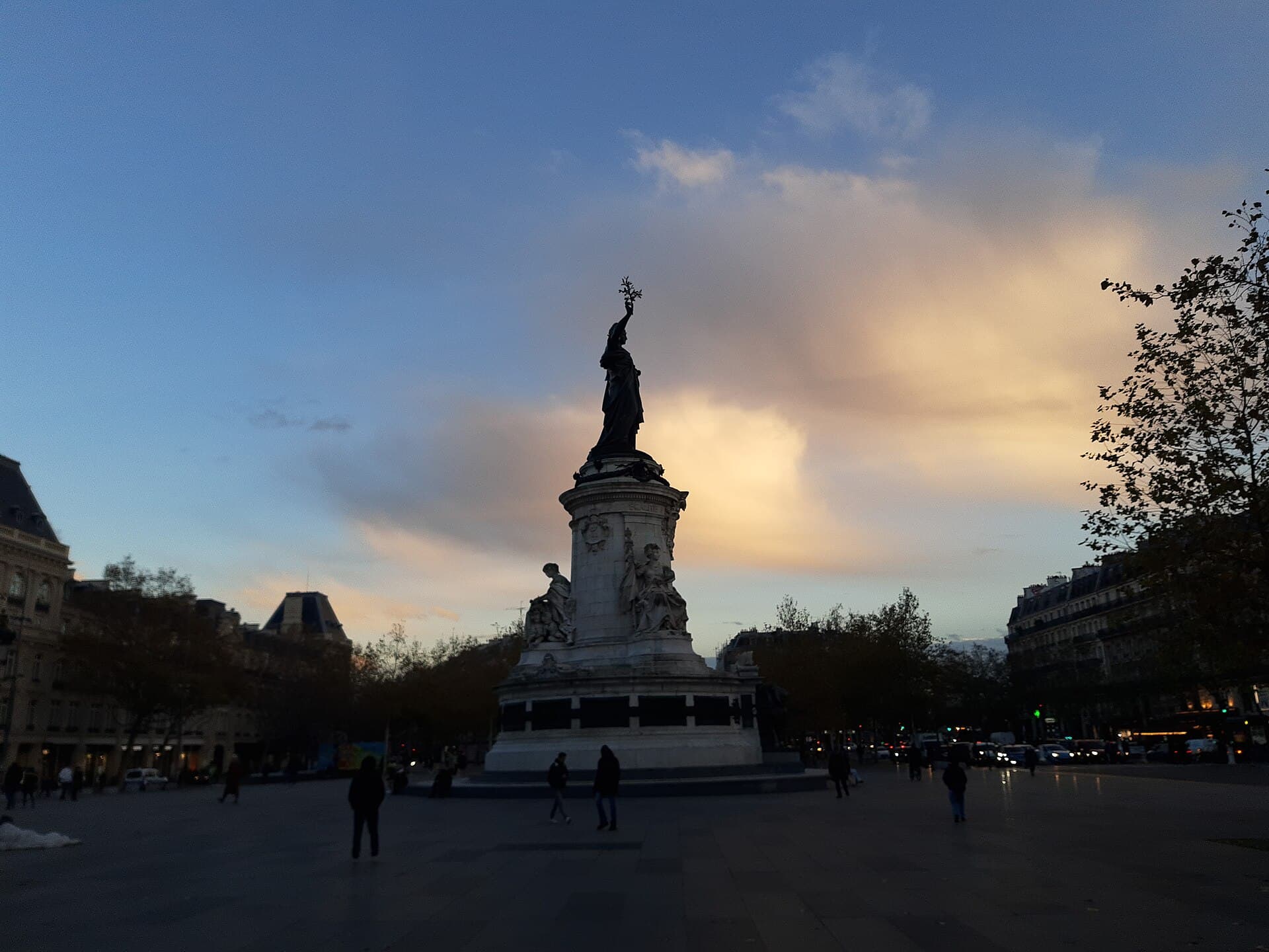 Sheshi Place de la République në Paris me monumentin e Republikës